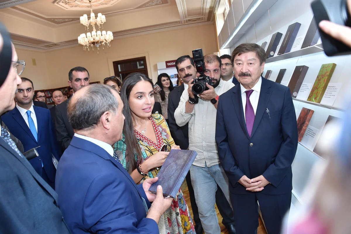 Leyla Əliyeva sərginin açılışında- FOTO Leyla Əliyeva sərginin açılışında- FOTO
