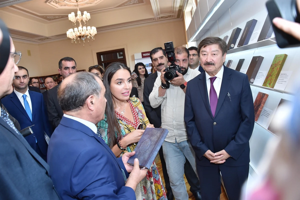 Лейла Алиева на открытии выставки Рукописи Насими в библиотеках мира - ФОТО