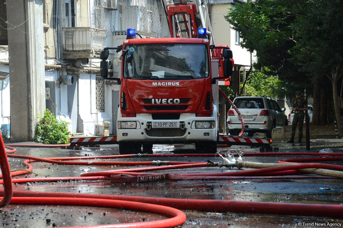 Bakıda çoxmərtəbəli yaşayış binasında yanğın Bakıda çoxmərtəbəli yaşayış binasında yanğın