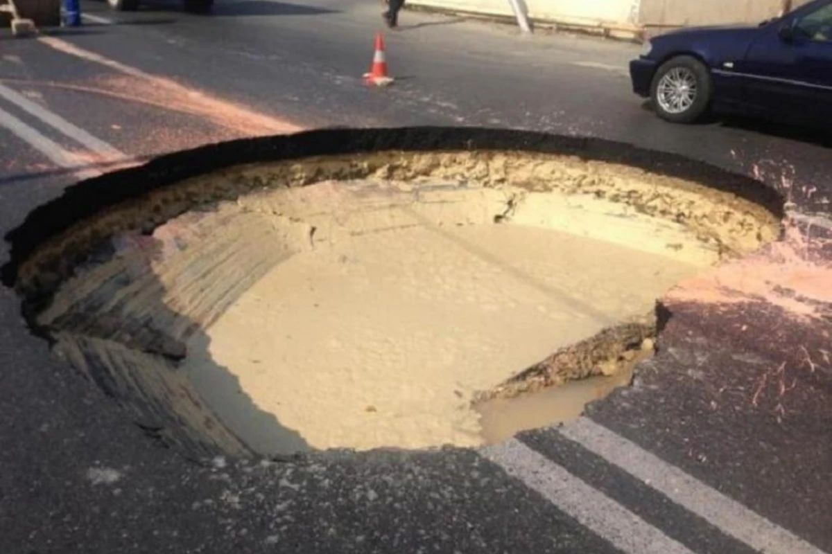 В Баку провалилась дорога - ФОТО В Баку провалилась дорога - ФОТО