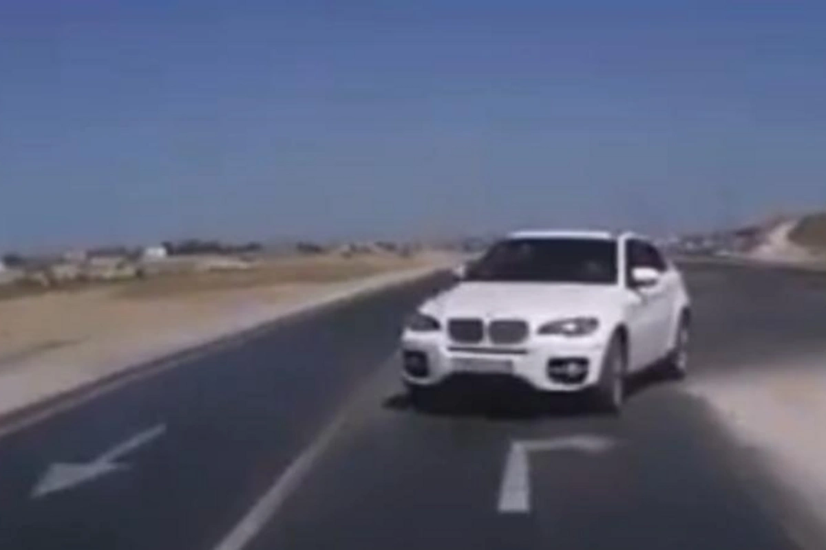 Bakıda qadın sürücü “BMW X6” ilə görün nə etdi - VİDEO