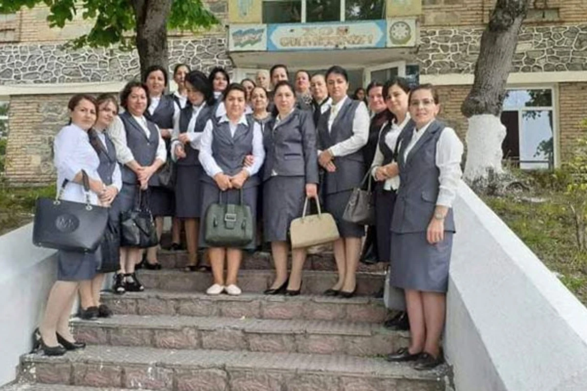 Kənd məktəbinin müəllimləri vahid geyim formasında