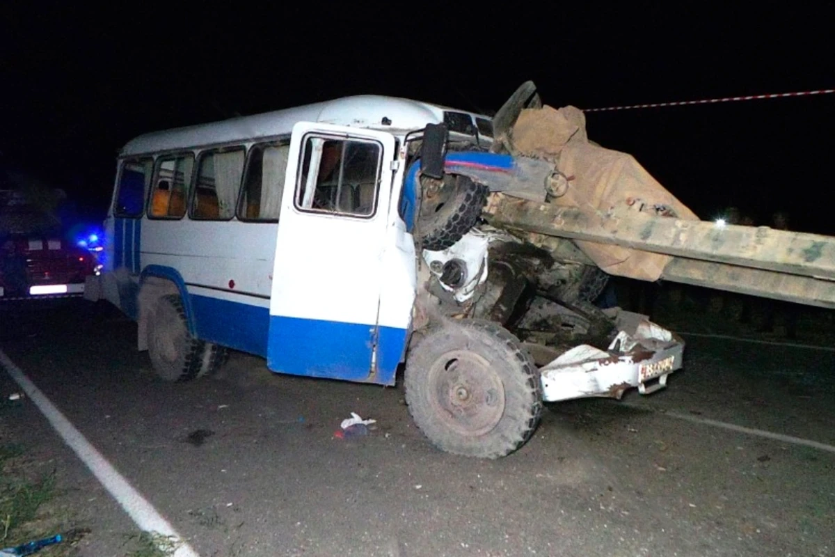 Ermənistanda 4 hərbi yük maşını toqquşub: 1 ölü, 14 yaralı var - FOTO