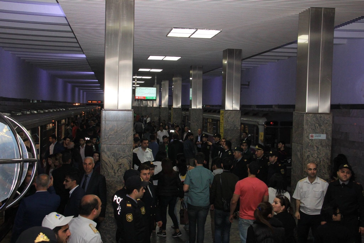Bakı metrosunda problem - Sərnişinlər stansiyaya daxil ola bilməyib
