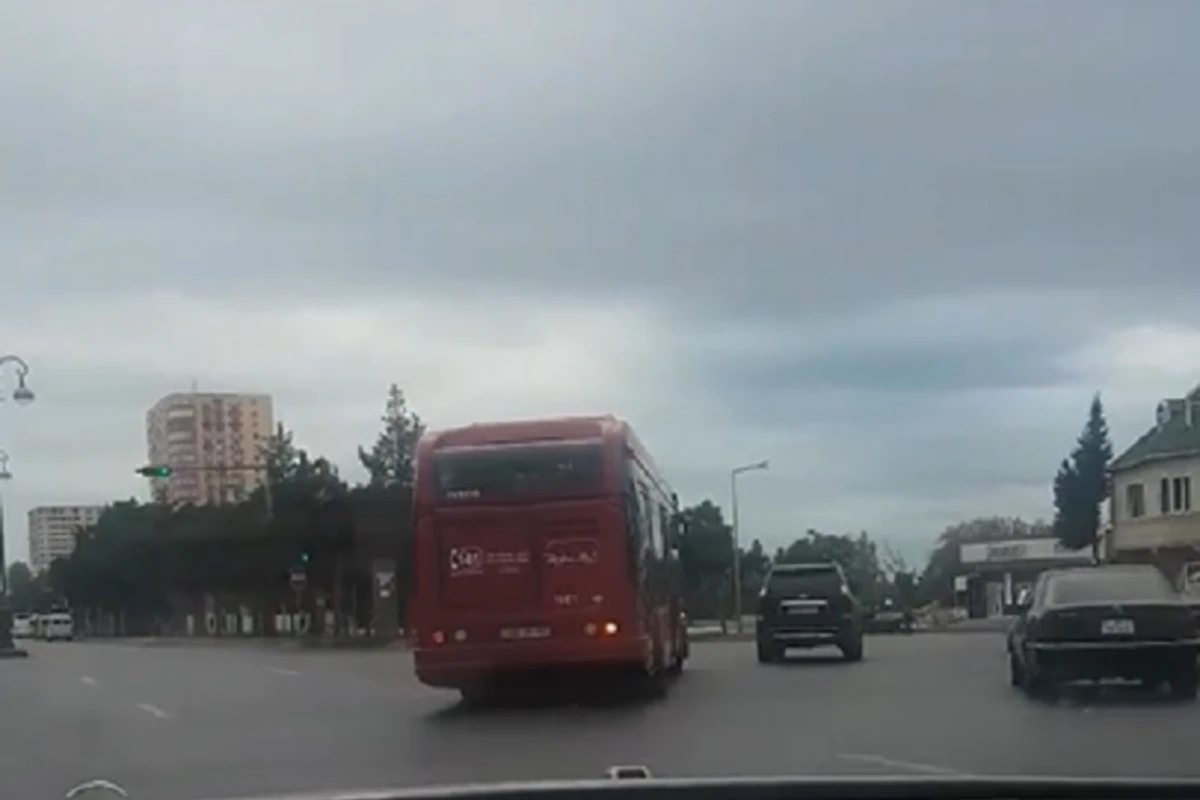 Bakıda BakuBus sürücüsü kobud şəkildə qayda pozdu - VİDEO Bakıda BakuBus sürücüsü kobud şəkildə qayda pozdu - VİDEO
