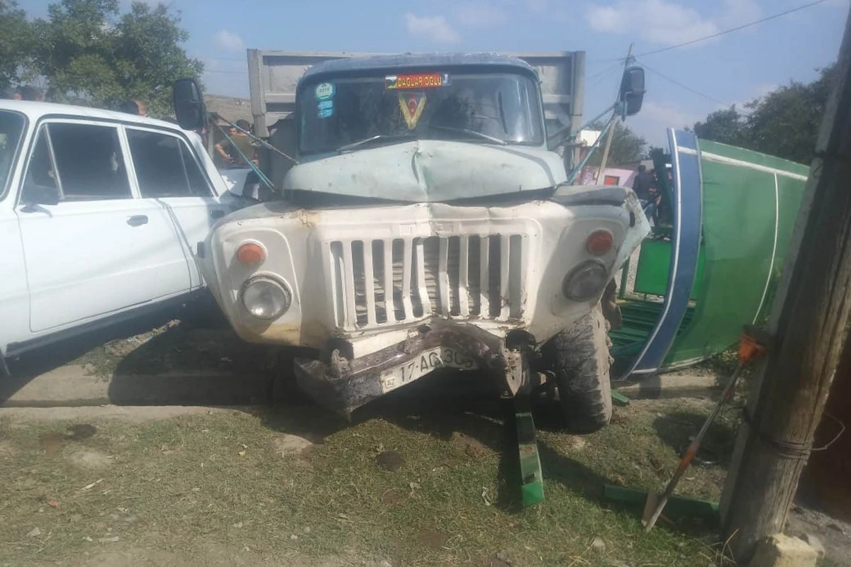 Azərbaycanda yük və minik avtomobilləri toqquşdu - FOTO