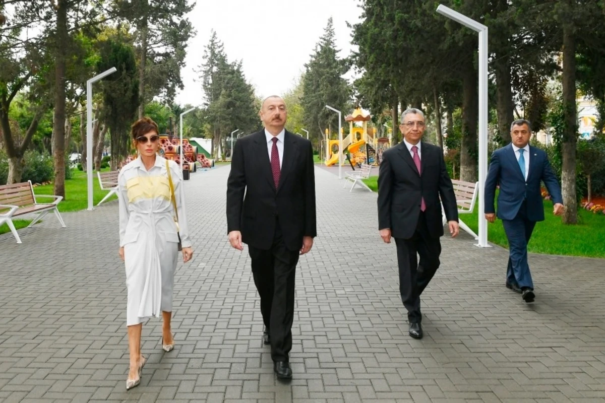Президент и Первая леди на открытии парка на проспекте Ататюрка - ФОТО