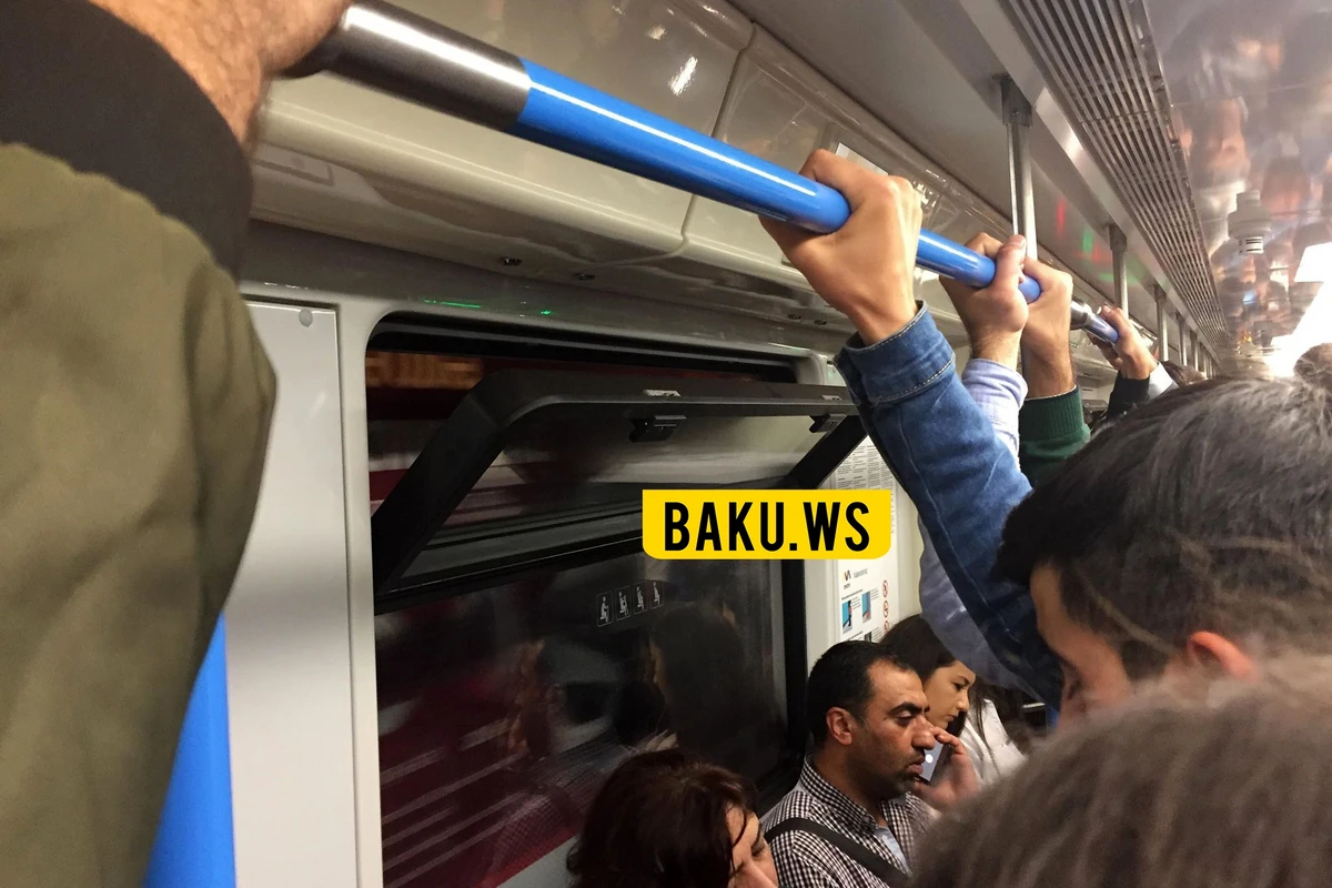 Metro sərnişinlərinə VACİB MƏLUMAT: Vaqonda isti olarkən bu düyməni basın