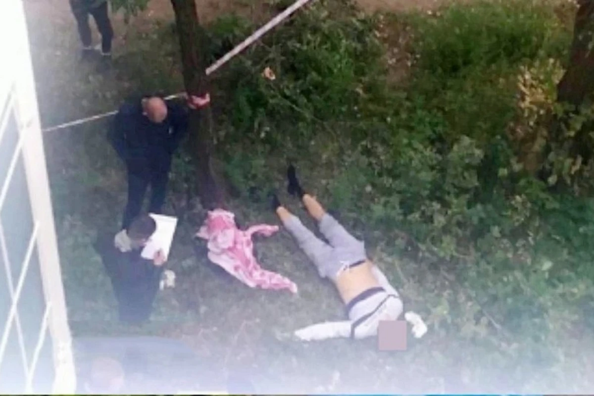 В России мужчина с двумя маленькими детьми выпал из окна девятого этажа - ВИДЕО