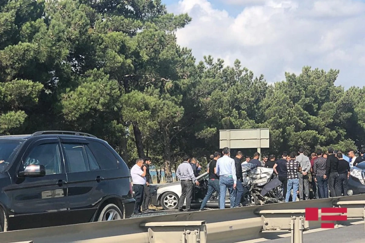 Bakı-Sumqayıt yolunda minik avtomobili evakuatorla toqquşub - FOTO