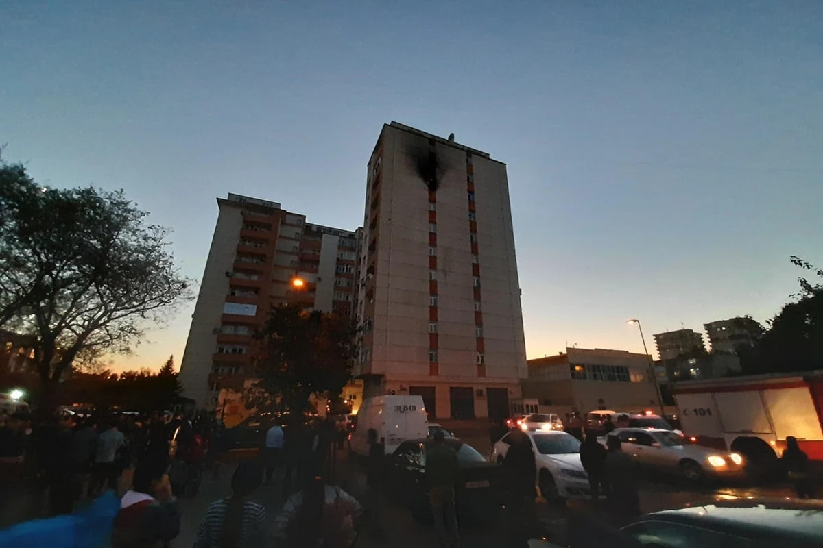 Bakıda çoxmərtəbəli binada yanğın olub - VİDEO/FOTO