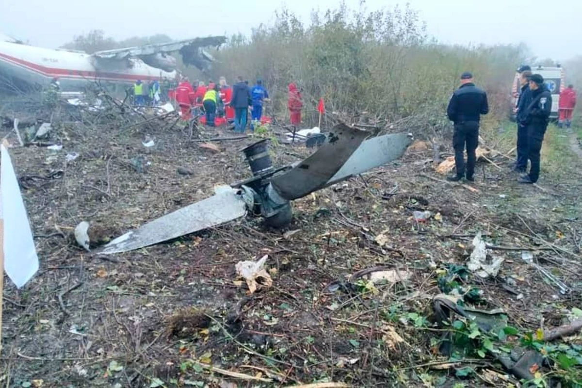 В Украине при аварийной посадке самолета погибли 5 человек - ВИДЕО