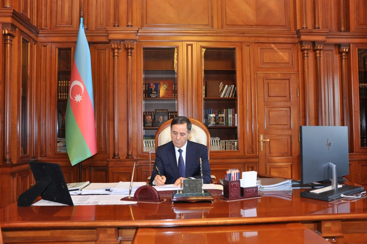 Novruz Məmmədov müəllimləri təbrik edib