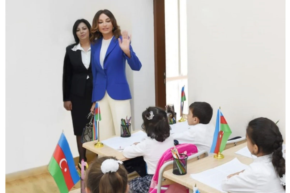 Birinci xanım Mehriban Əliyeva müəllimləri təbrik etdi Birinci xanım Mehriban Əliyeva müəllimləri təbrik etdi