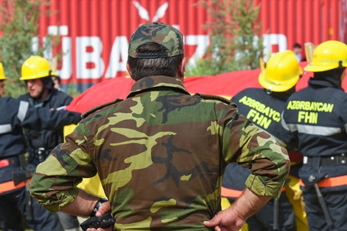 В Баку женщина вызвала спасателей МЧС из-за своей полноты
