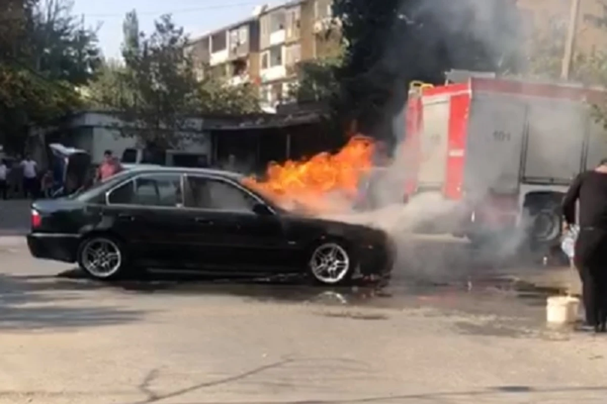 Bakıda BMW küçənin ortasında yandı - VİDEO