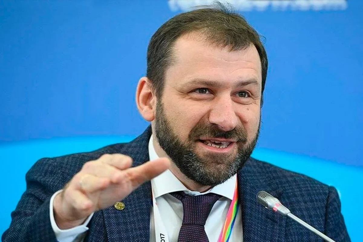 Российский миллиардер забросал людей деньгами - ВИДЕО