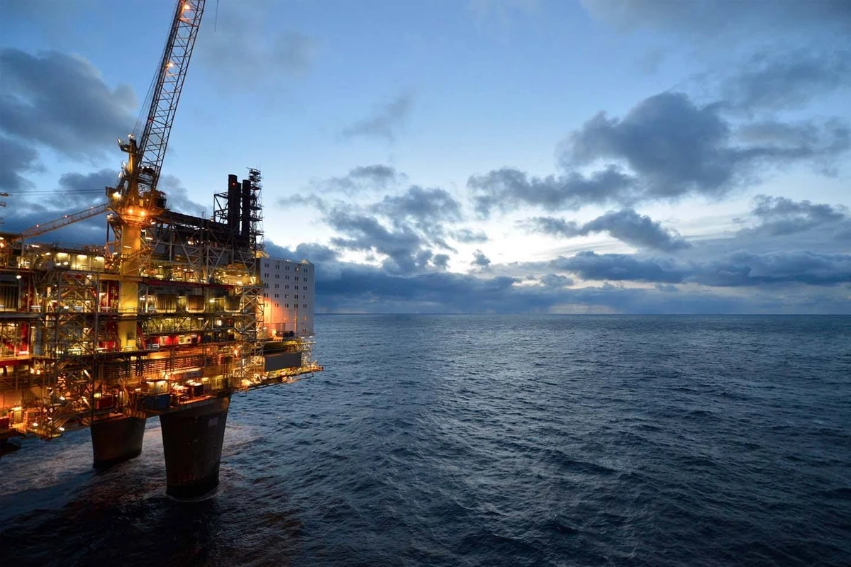 SOCAR neftçiləri dənizdən təxliyyə etdi