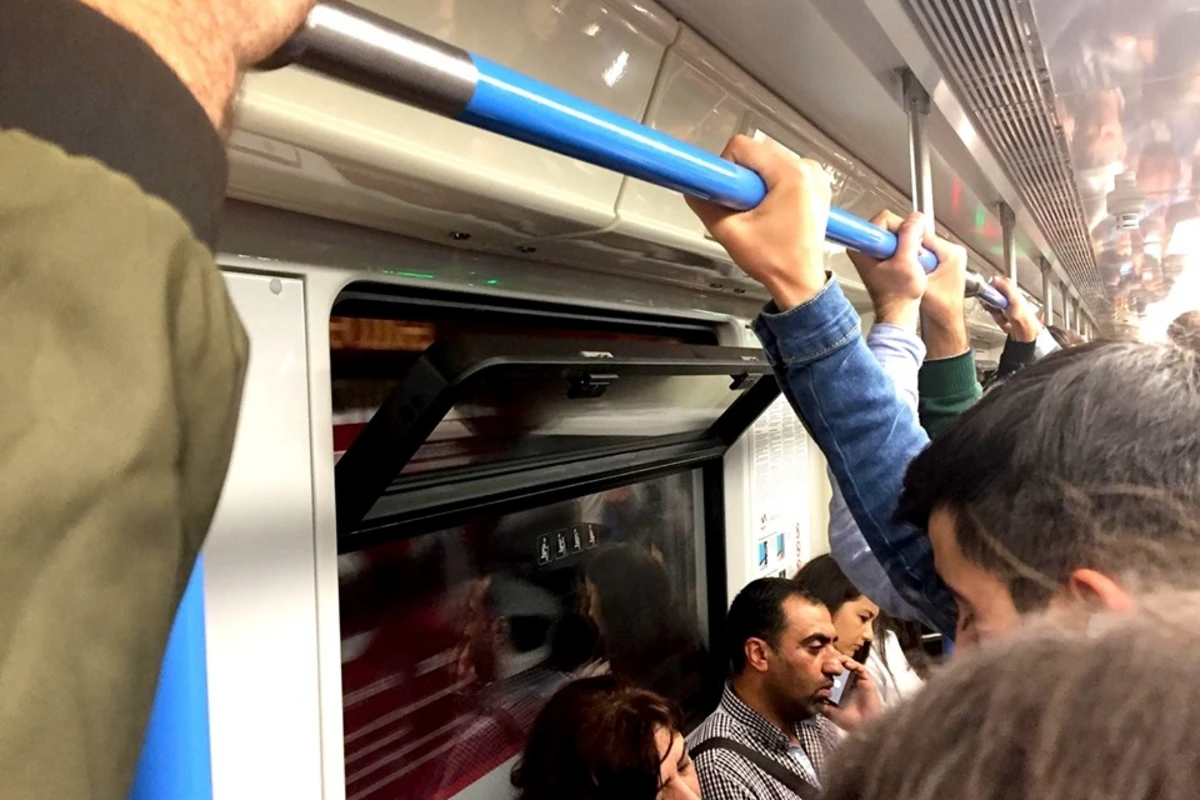 В бакинском метро пассажира, не уступившего место женщине, ранили ножом
