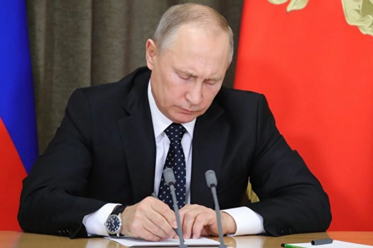 Путин наградил гендиректора издательства Азербайджан