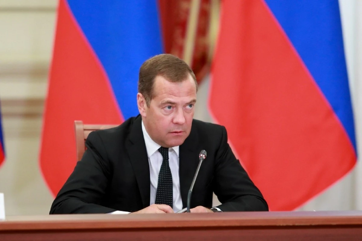 Медведев поздравил Али Асадова