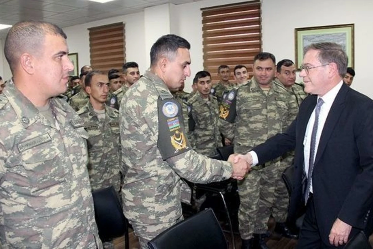ABŞ səfiri Azərbaycan hərbçiləri ilə görüşüb