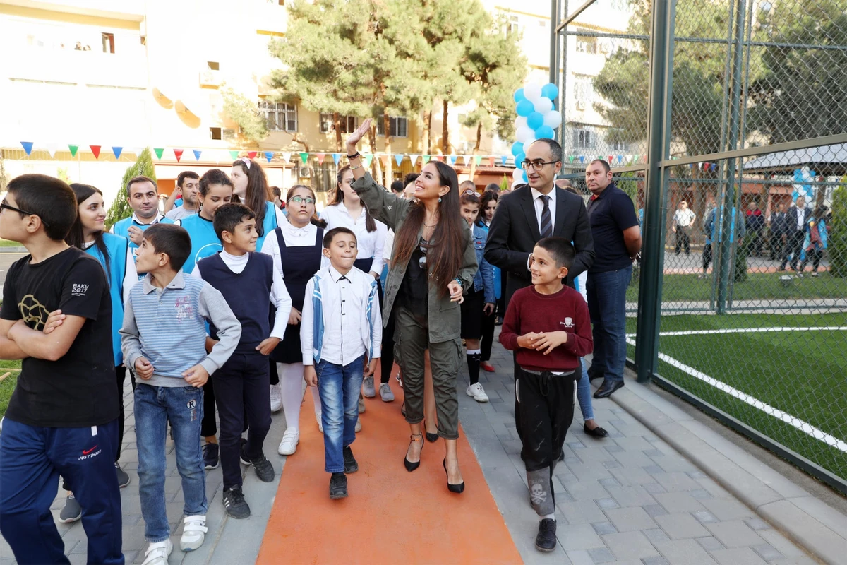 Leyla Əliyeva abadlaşdırılan növbəti həyətin açılışında iştirak edib - FOTO Leyla Əliyeva abadlaşdırılan növbəti həyətin açılışında iştirak edib - FOTO