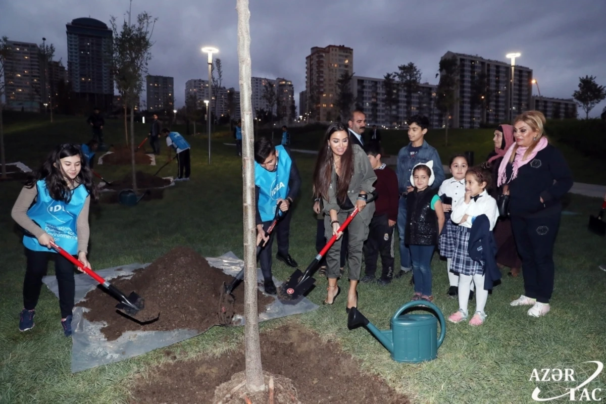 Leyla Əliyeva Mərkəzi Parkda ağacəkmə aksiyasında iştirak edib - FOTO