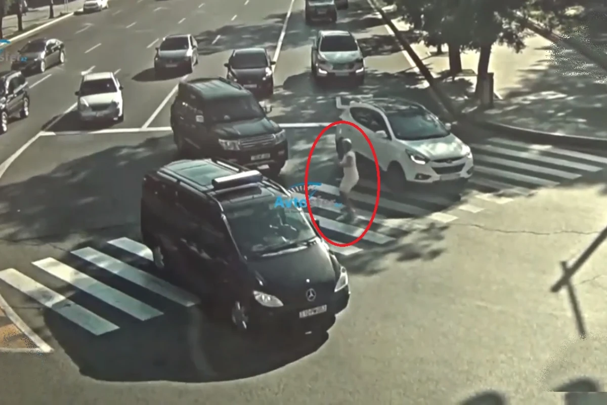 Bakıda maşın piyada keçidində qadını vurub kənara atdı - VİDEO