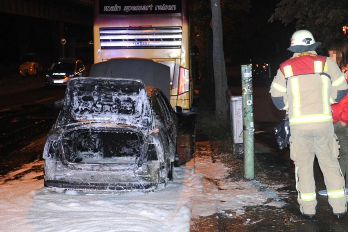 Türkiyənin Berlindəki səfirliyinin avtomobilini yandırıblar- FOTO
