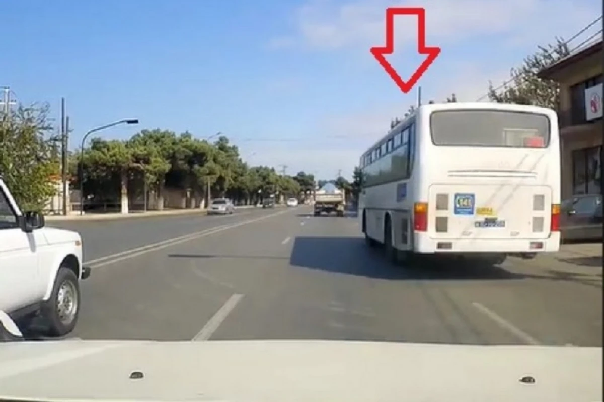 Bakıda avtoşluq edən avtobus sürücüsü - VİDEO Bakıda avtoşluq edən avtobus sürücüsü - VİDEO