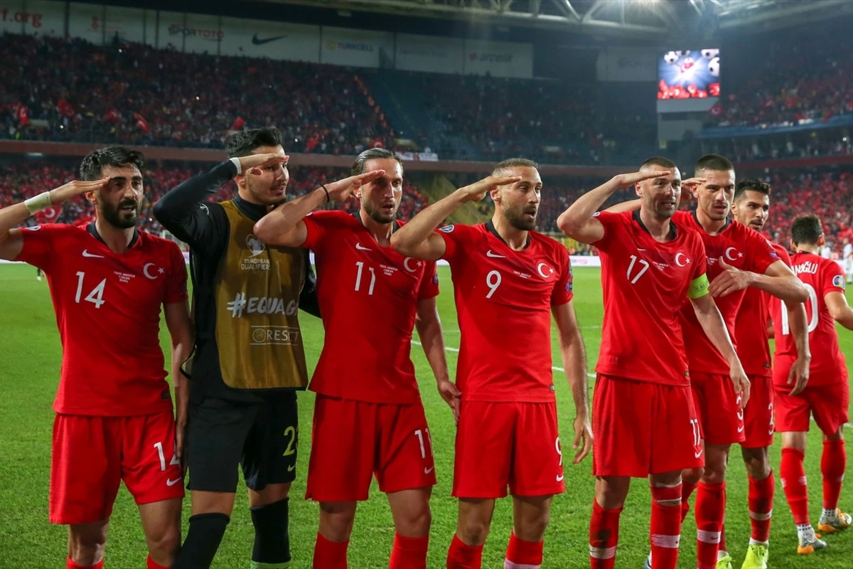 Türkiyə yığmasının futbolçuları sonadək döyüşüb Mehmetçikə salam göndərdi - VİDEO Türkiyə yığmasının futbolçuları sonadək döyüşüb Mehmetçikə salam göndərdi - VİDEO