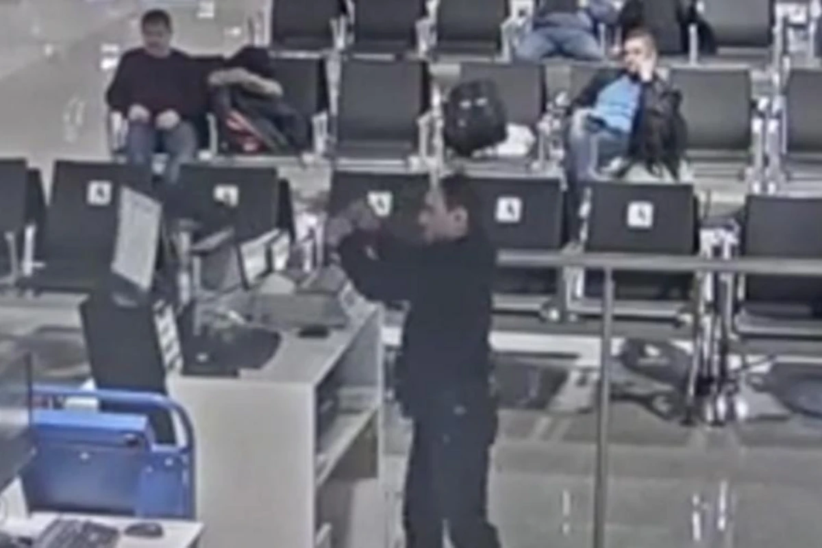 Опоздавший на рейс пассажир устроил погром в аэропорту — ВИДЕО
