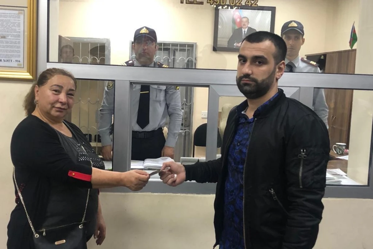 Bakı metrosunda sərnişin 400 manat pul tapıb - FOTO Bakı metrosunda sərnişin 400 manat pul tapıb - FOTO