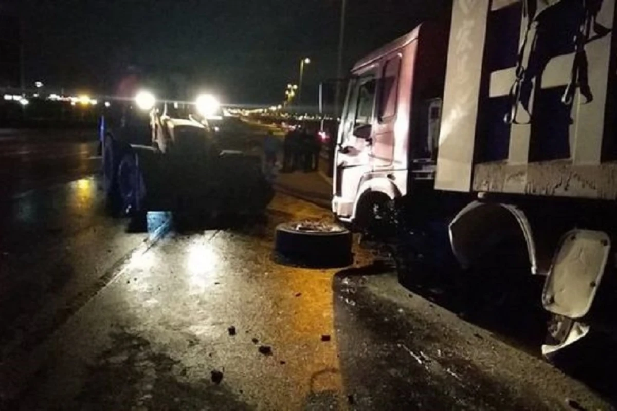 Aeroport yolunda qəza: “Shacman” işıq dirəyinə çırpıldı - VİDEO