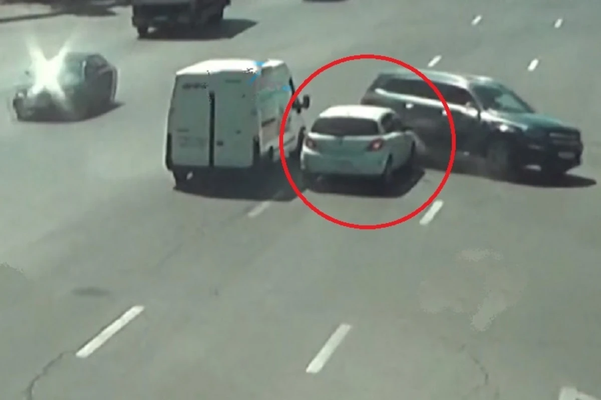 Bakıda qırmızı işıqda keçən “Mercedes GL” qəza etdi – VİDEO Bakıda qırmızı işıqda keçən “Mercedes GL” qəza etdi – VİDEO