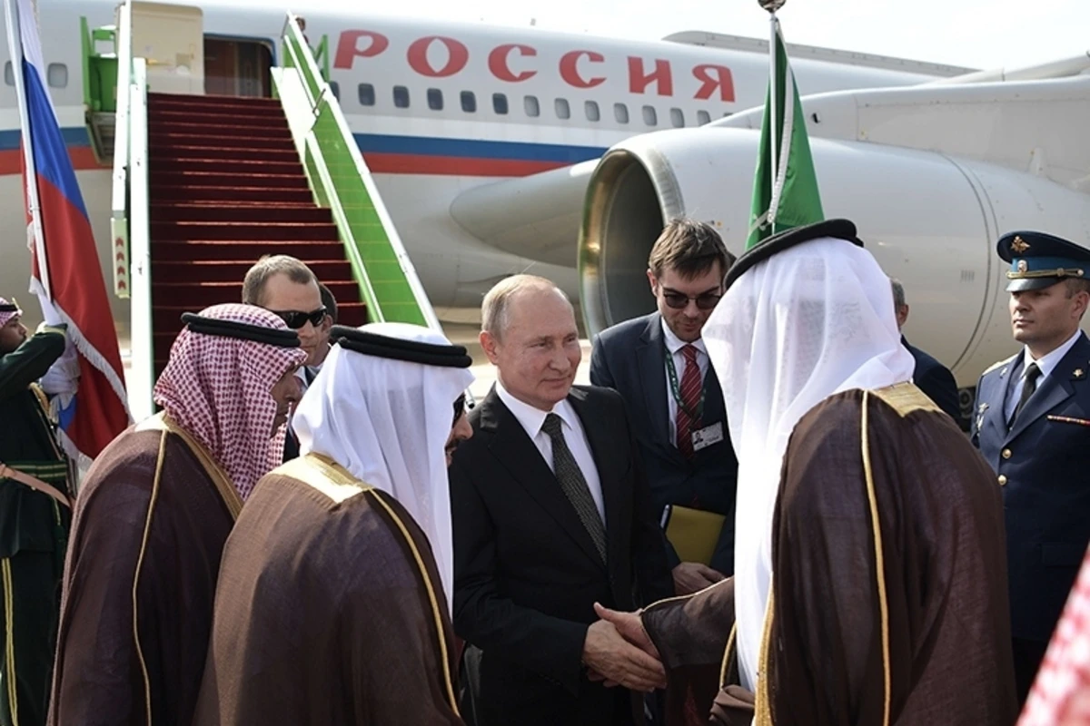 Путин прокатился по Эр-Рияду в окружении лошадей и 16 машин - ВИДЕО