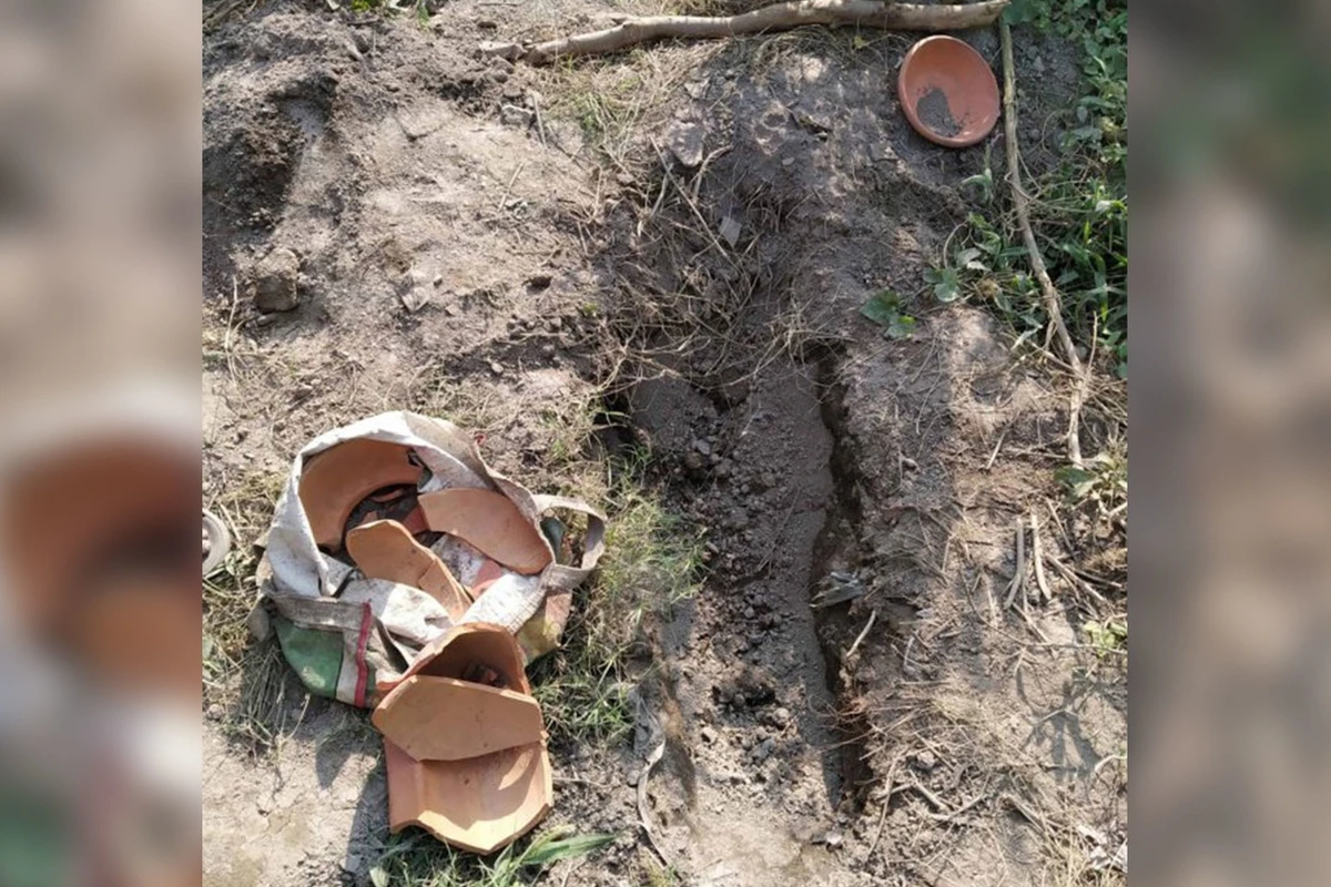 Пара обнаружила на кладбище живую малышку, она была в горшке и закопана - ФОТО