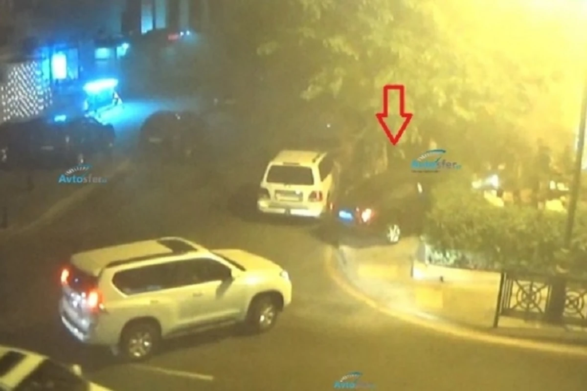 В Баку автомобиль въехал в чайхану - ВИДЕО