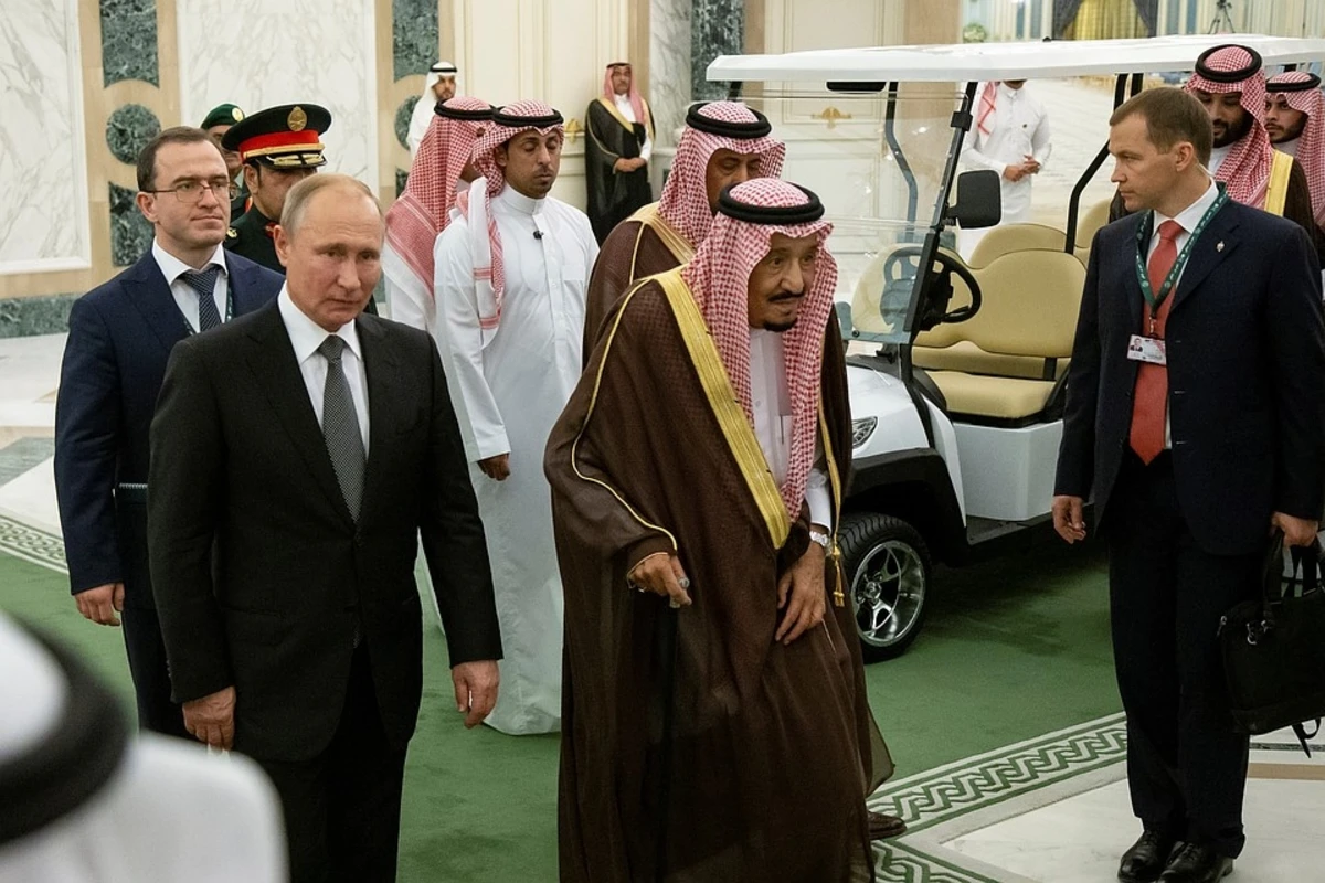 Арабы встретили Путина на полицейских Mercedes с надписью ДПС - ВИДЕО