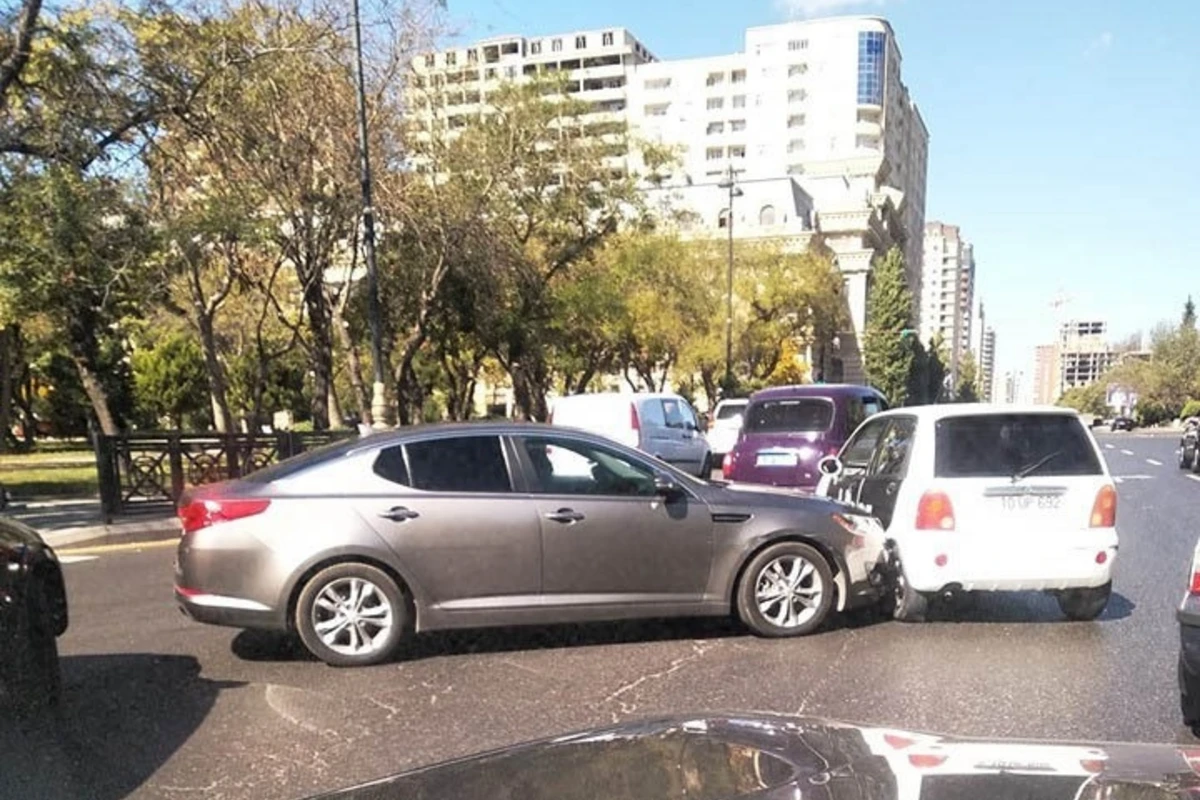 Bakıda daha bir yol qəzası olub - FOTO Bakıda daha bir yol qəzası olub - FOTO