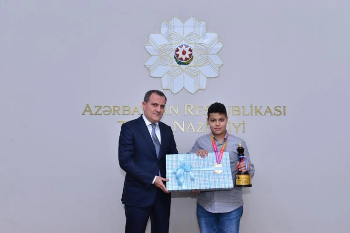Təhsil naziri dünya çempionu olan məktəbli ilə görüşüb - FOTO