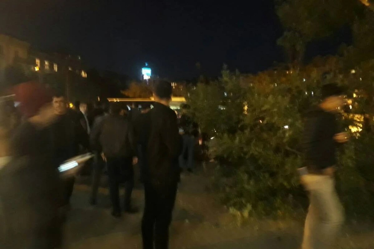Elmlər Akademiyasının qarşısında ağac qadınların üstünə aşıb: 3 yaralı - FOTO - YENİLƏNİB Elmlər Akademiyasının qarşısında ağac qadınların üstünə aşıb: 3 yaralı - FOTO - YENİLƏNİB