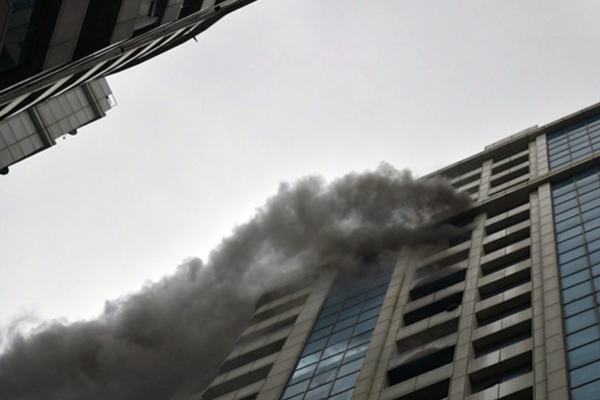 Binəqədidə 9 mərtəbəli binada yanğın olub