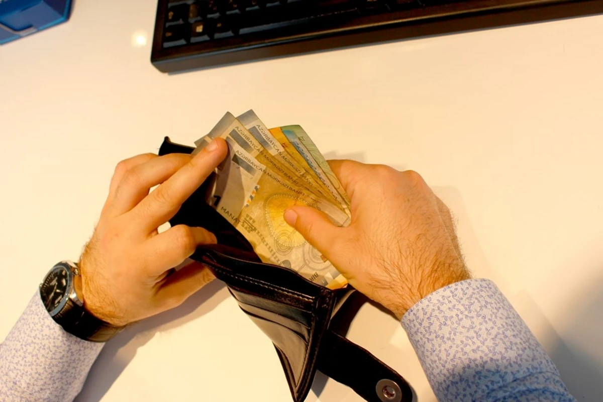 Среднемесячная зарплата в Азербайджане достигла 590 манатов
