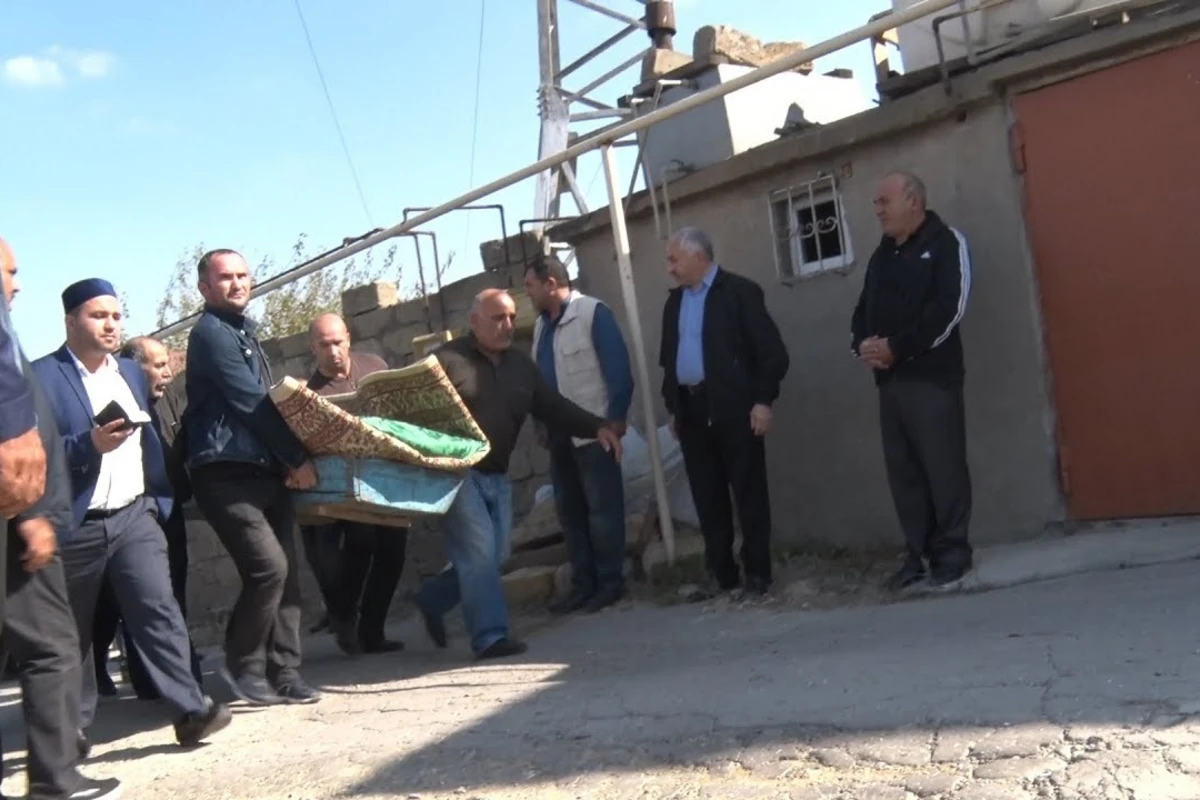Arvadını və qayınanasını öldürəndən sonra avtobusun vurub öldürdüyü şəxs kimdir? - VİDEO