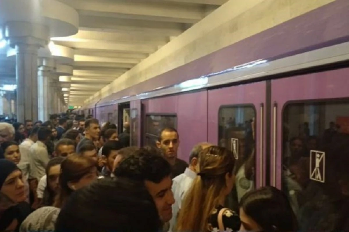 Bakı metrosunda yeni qatar xarab oldu - işıqları söndü Bakı metrosunda yeni qatar xarab oldu - işıqları söndü