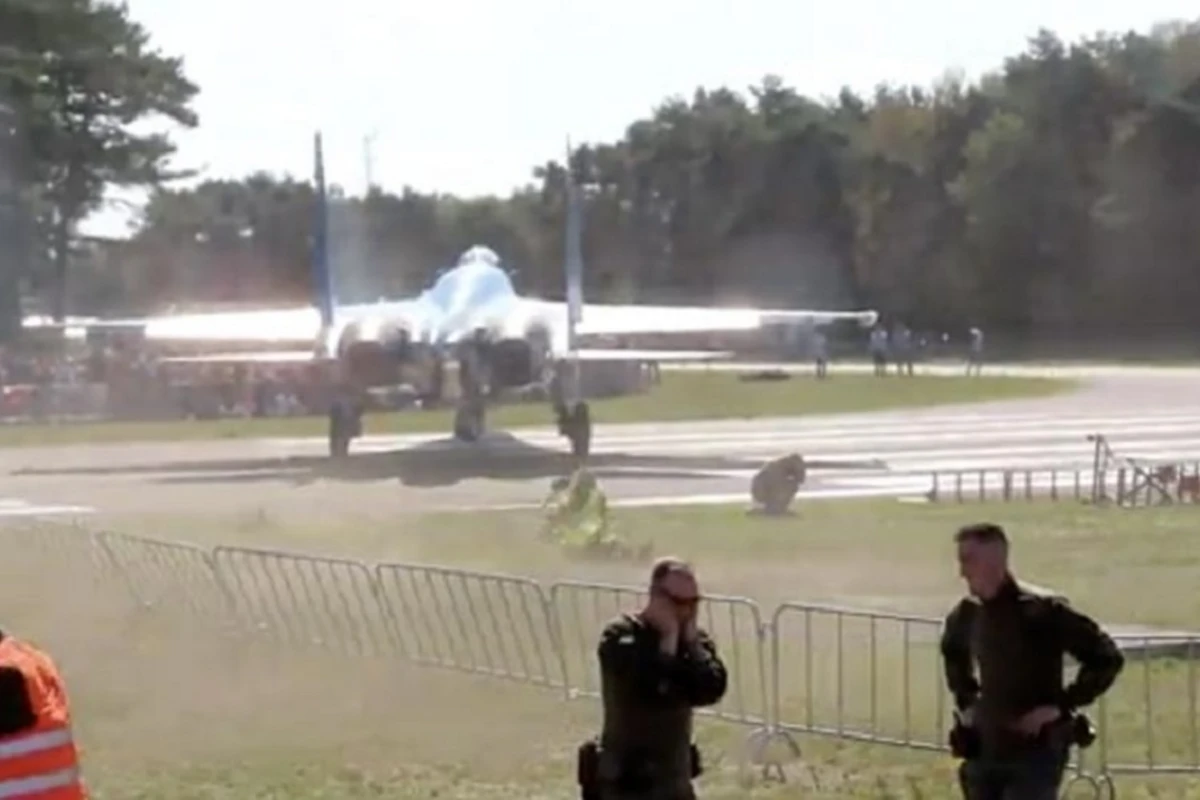 В Бельгии украинский истребитель Су-27 сдул людей  - ВИДЕО