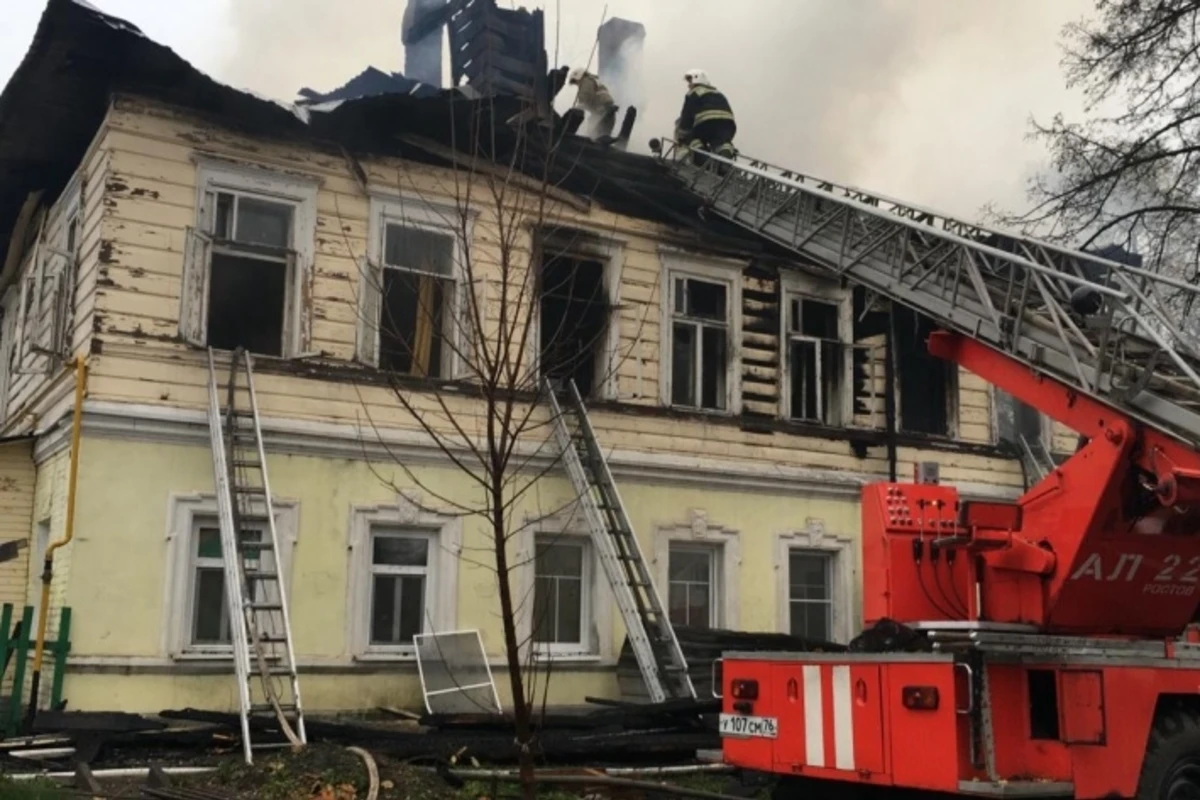 В соцсетях защитили отца троих детей, выпрыгнувшего без них из горящего дома