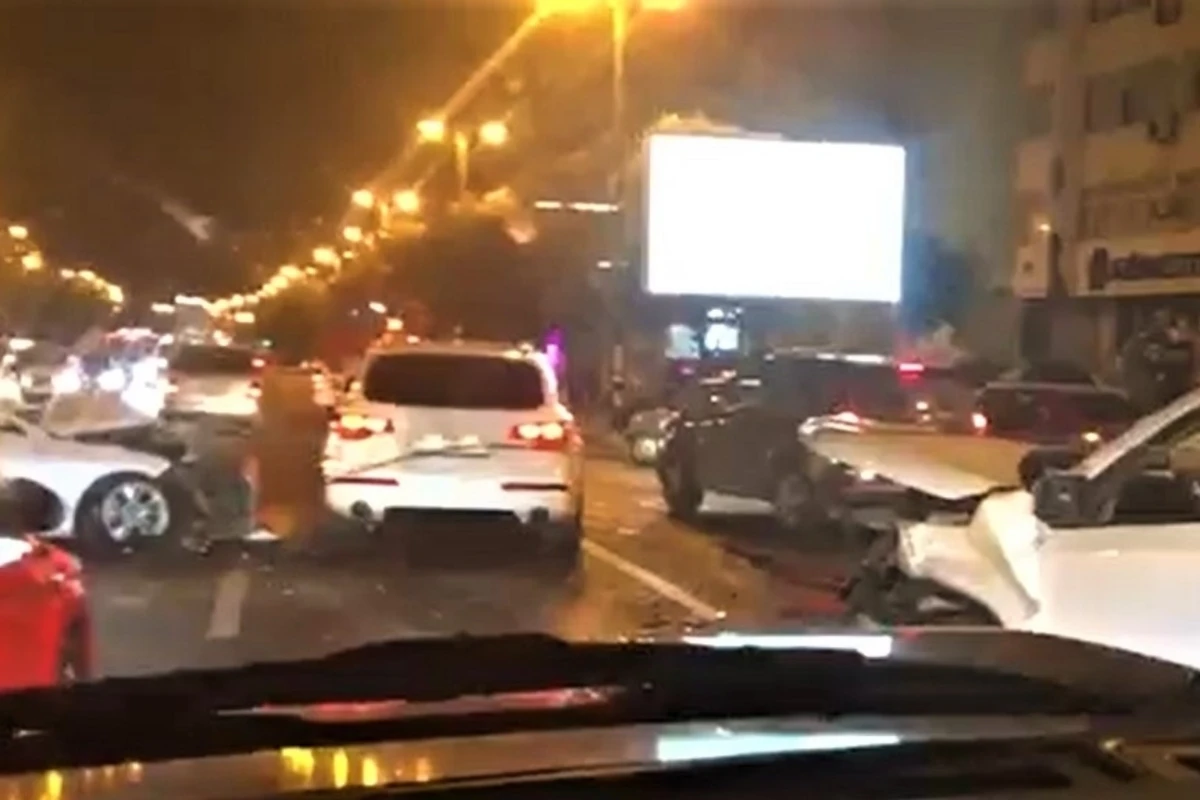 Распространились кадры тяжелой аварии в Баку - ВИДЕО
